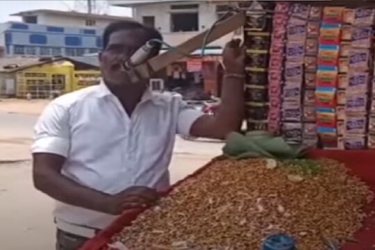 VIDEO - हिंदी मीडियम दहावी पास, फाडफाड इंग्रजी बोलून विकतो चणे; हटके स्टाइल पाहून तुम्हीही फॅन व्हाल