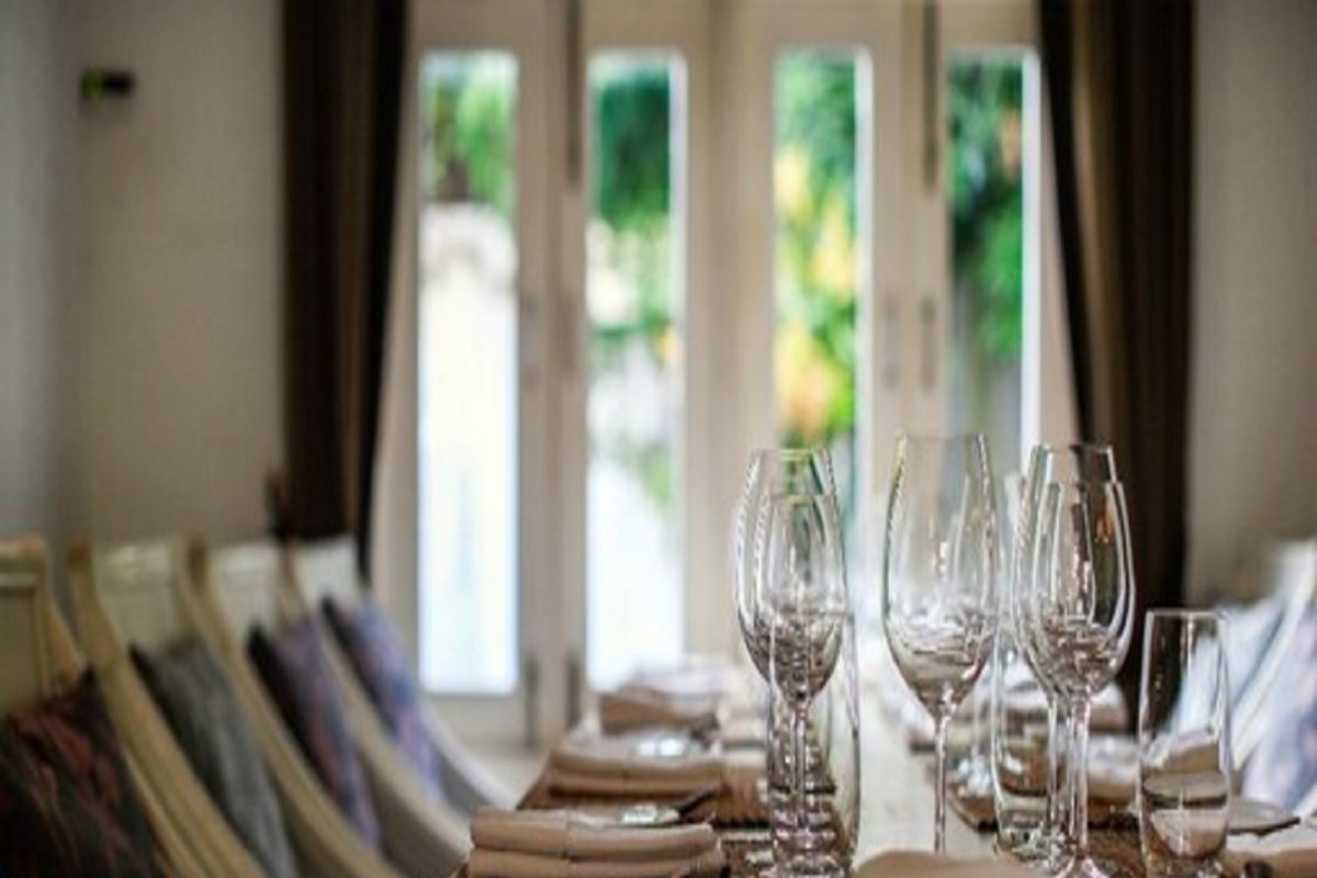 हॉटेल-रेस्टॉरंट बिलात सर्व्हिस चार्ज घेत असेल तर काय कराल? नियम काय आहे?