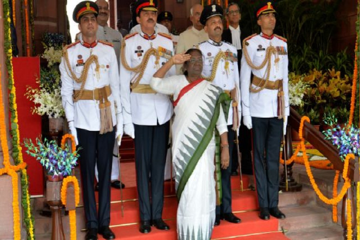 राष्ट्रपतींना किती मिळतो पगार? निवृत्तीनंतर काय आहेत फायदे? जाणून घ्या प्रथम नागरिकाचं आयुष्य