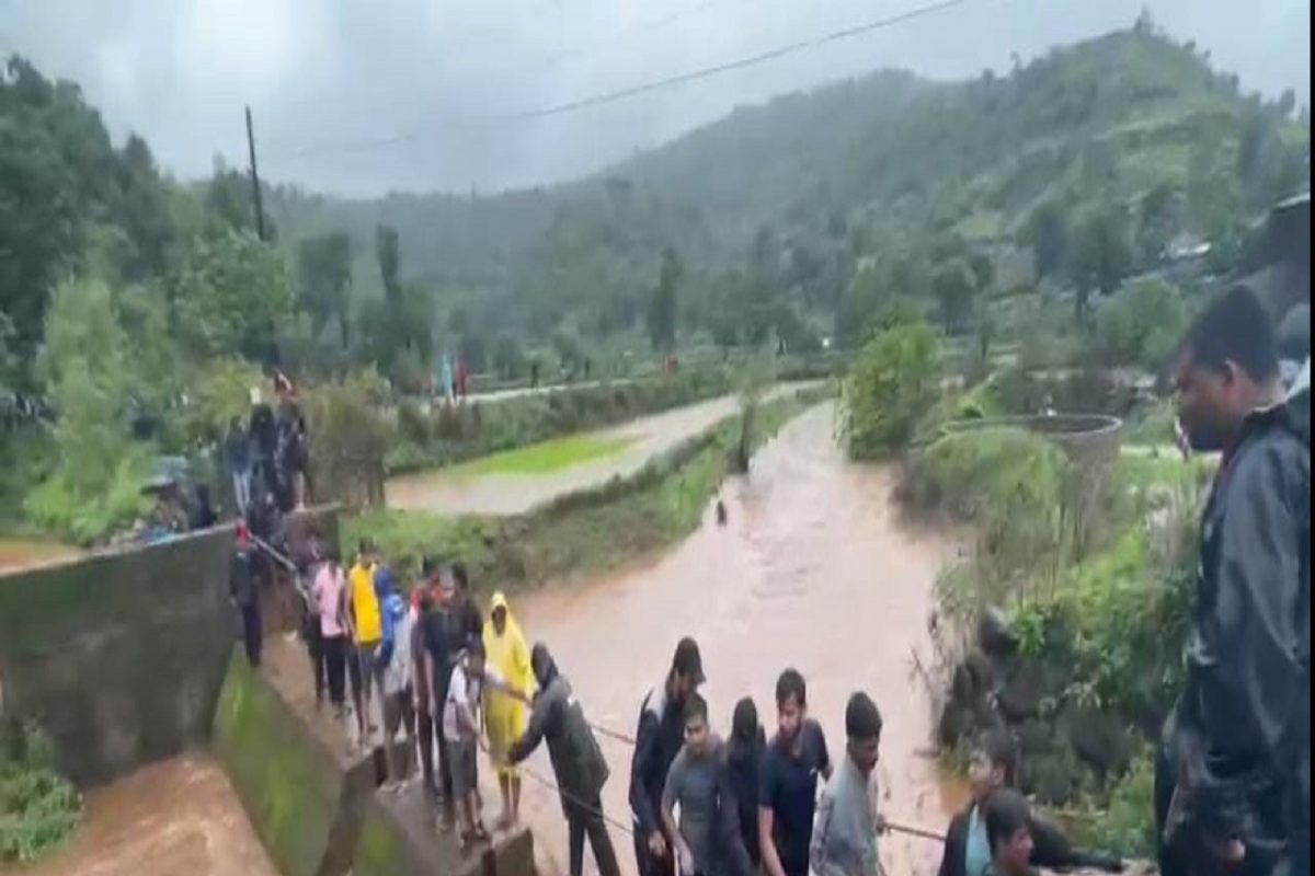 VIDEO: 'कळसुबाई'च्या पायथ्याशी पुरामुळे शेकडो पर्यटक अडकले, पोलीस आणि स्थानिक युवकांच्या मदतीने सुखरुप सुटका