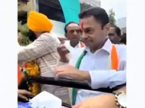 दिल्लीतले भाजप नेते ताजिंदरपालसिंग बग्गा (Tajinderpalsingh Bagga) यांनी ट्विटरवर हा व्हिडीओ शेअर केला आहे. ''त्यांच्या' भागात प्रवेश करण्यापूर्वी त्यांनी टिळा पुसून टाकला' अशी कॅप्शन बग्गा यांनी या व्हिडीओला दिली आहे.