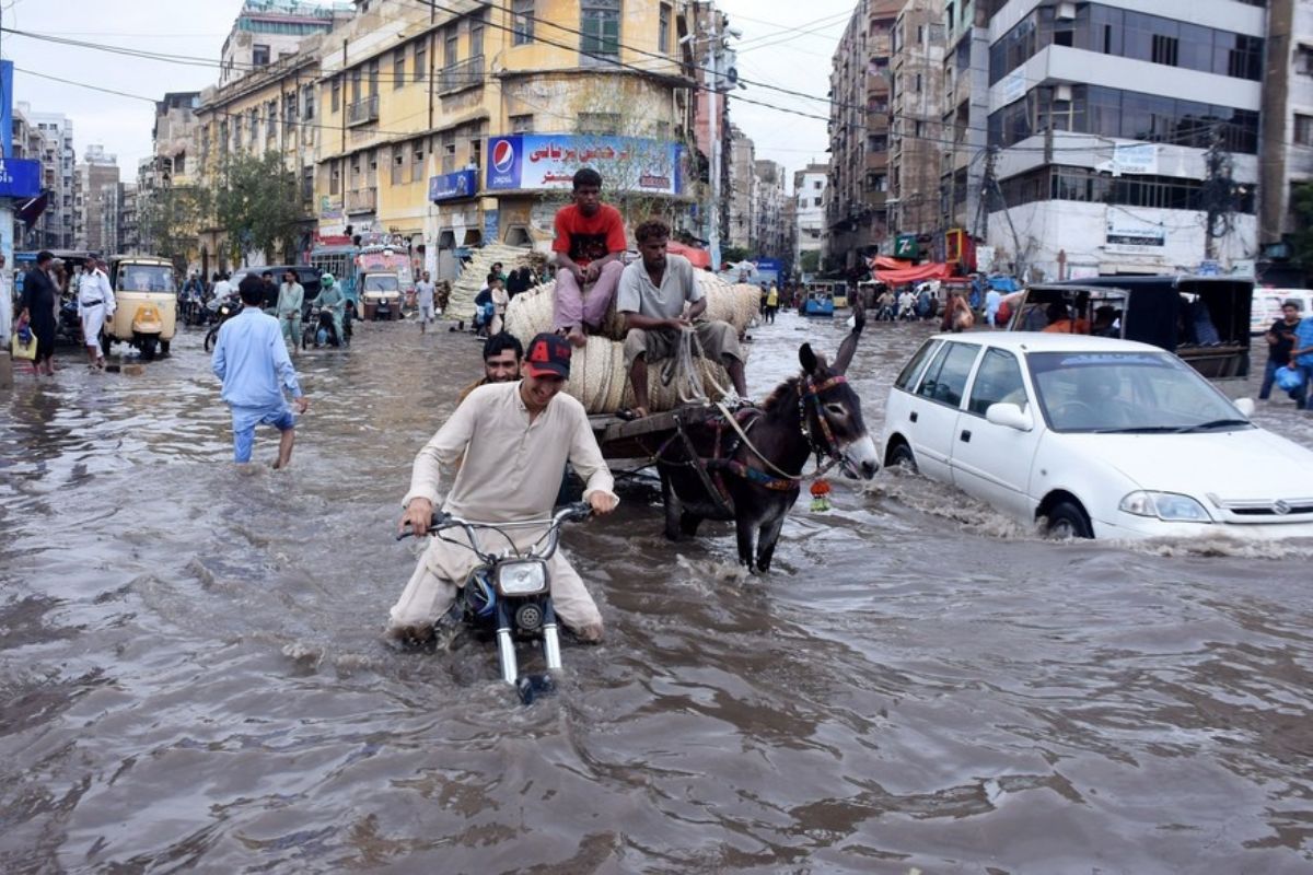 मुंबईची तुंबई सोडा; पावसाने कराचीचे काय बेक्कार हाल केलेत पाहा VIDEO! लाखो लोक अडकलेत घरात