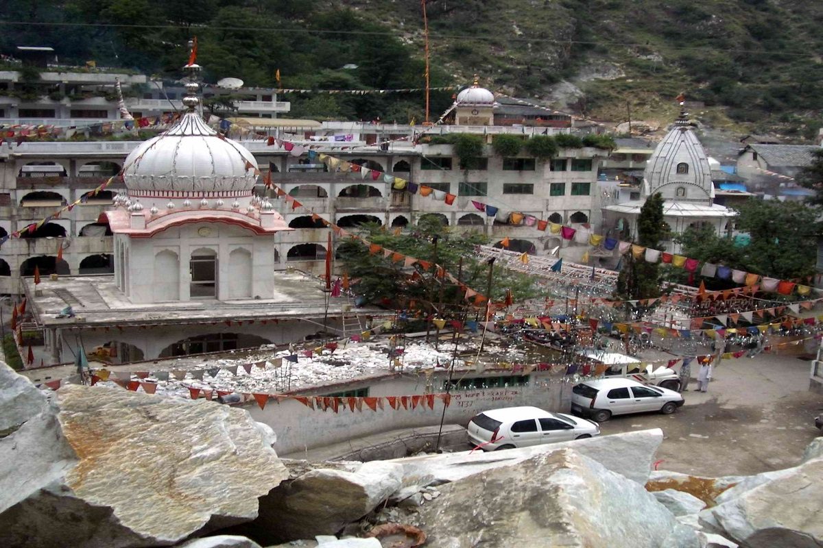 फुकट राहा, मस्त फिरा! ‘या’ ठिकाणी मोफत राहण्या-जेवणासह मिळतात अनेक सुविधा