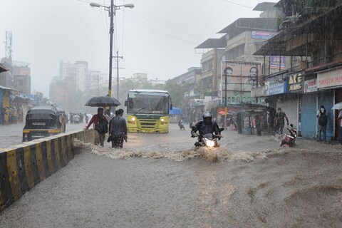मुंबईत गेल्या काही दिवसांपासून सुरू असलेला पावसाचा जोर आज (गुरूवार) सकाळी देखील कायम आहे. पहाटेपासूनच मुंबई आणि उपनगरामध्ये जोरदार पाऊस पडतोय.