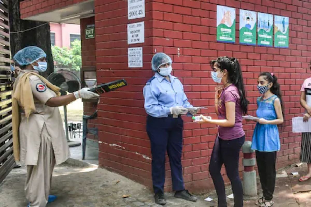 मेटल डिटेक्शन स्टेजवर इनरवेअर काढण्यास सांगण्यात आले