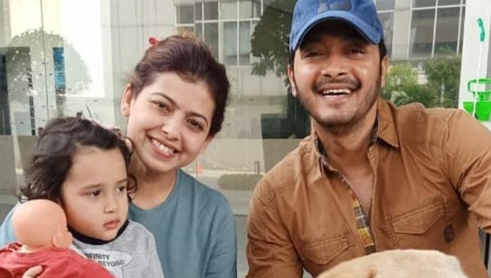 अभिनेता श्रेयस तळपदे आणि त्याची पत्नी दीप्ती यांनी मे 2018 मध्ये सरोगसीद्वारे पालकत्व स्वीकारले. या जोडप्याने त्यांच्या मुलीचे नाव आद्या ठेवले.