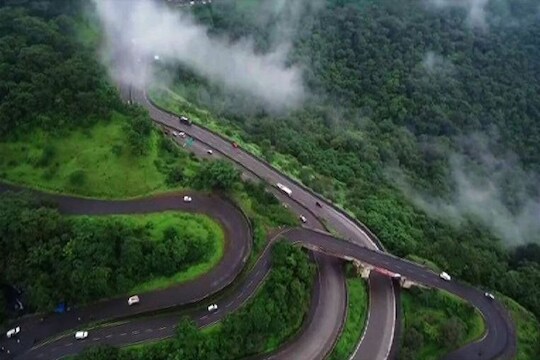 पुणे-मुंबई एक्स्प्रेस वेवर निसर्गाचा आनंद घेण्यासाठी थांबाल तर बसेल डबल तडाखा!