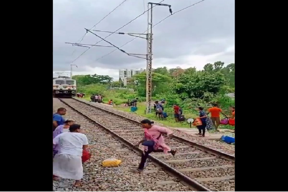 VIDEO - एकदा वाचली तरी पुन्हा रिस्क घेतली; भरधाव ट्रेनसमोर दुसऱ्यांदा ट्रॅक क्रॉस करायला गेली महिला आणि...; धक्कादायक शेवट