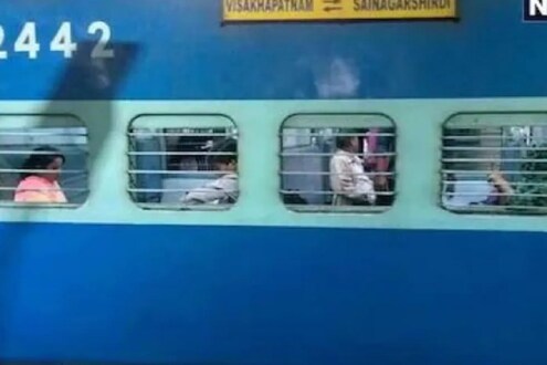 Indian Railway: रेल्वेमध्ये लांबच्या प्रवासात विंडो सीटवर बसण्याचा अधिकार कुणाला असतो? नियम काय सांगतो तपासा Indian Railway: रेल्वेमध्ये लांबच्या प्रवासात विंडो सीटवर बसण्याचा अधिकार कुणाला असतो? नियम काय सांगतो तपासा
