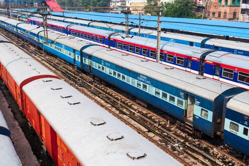 Indian Railways: तत्काळ तिकीट बुकिंगचं टेंशन सोडा! कन्फर्म सीट मिळण्यासाठी फक्त एक काम करा