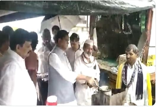 VIDEO : पंढरपुरात रावसाहेब दानवे झाले 'चहावाले', दमलेल्या वारकऱ्यांसाठी स्वत: बनवला चहा