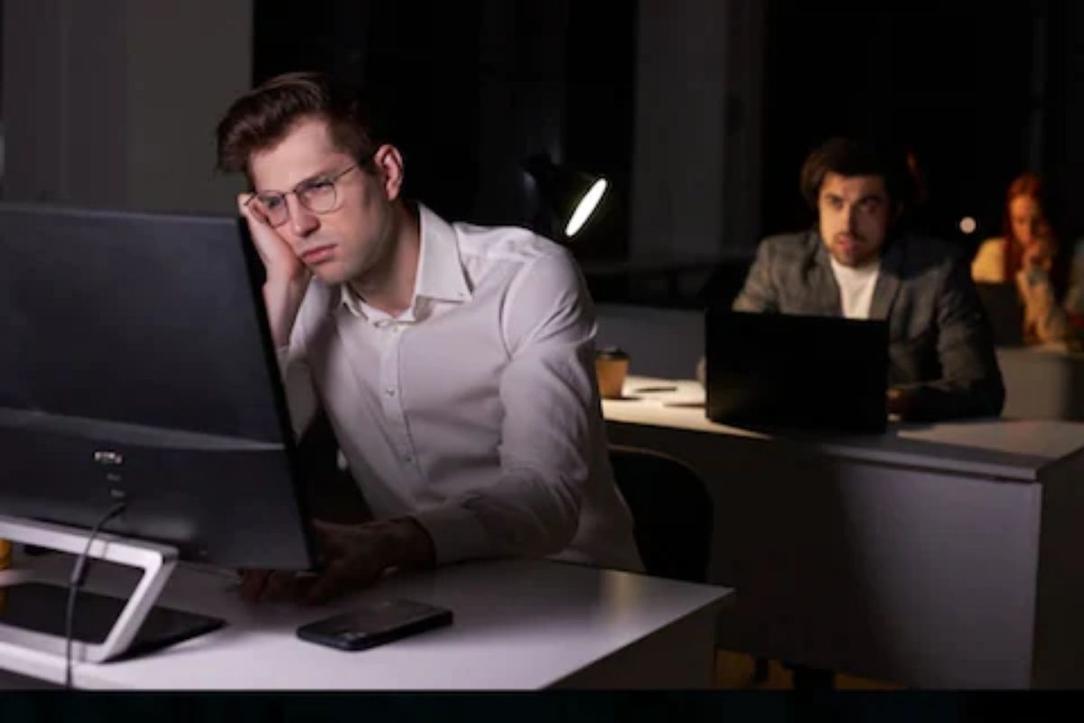 तासंतास कम्प्युटरसमोर बसून काम करताय? नुकसान टाळण्यासाठी अशी घ्या डोळ्यांची काळजी