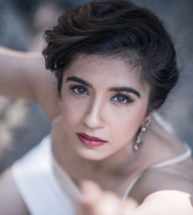 सध्या तिच्या नव्या फोटोंनी चाहत्यांचं लक्ष वेधून घेतलं आहे. 