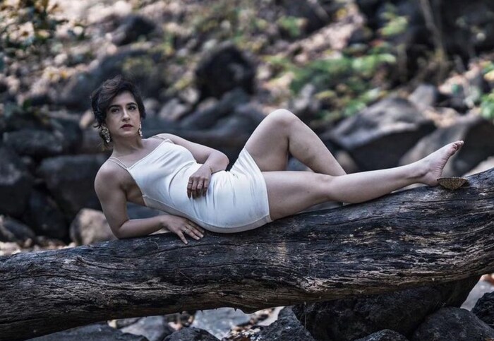 झोप उडवणारं तिचं हे सौंदर्य बघून मात्र एका युजरने वेगळीच कमेंट केली आहे. ‘म्हातारं चळ लागलं तुम्हाला’ असं तो तिच्या फोटोवर कमेंट करत लिहिताना दिसला आहे. 