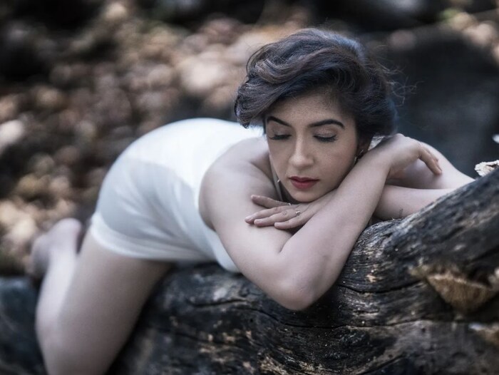 स्नेहलता एका झाडाच्या फांदीवर पहुडलेली दिसत असून तशा पोजमधे तिचा एक फोटो दिसून येत आहे ज्यावर एक युजर लिहितो, “काय झोप लागली का?”