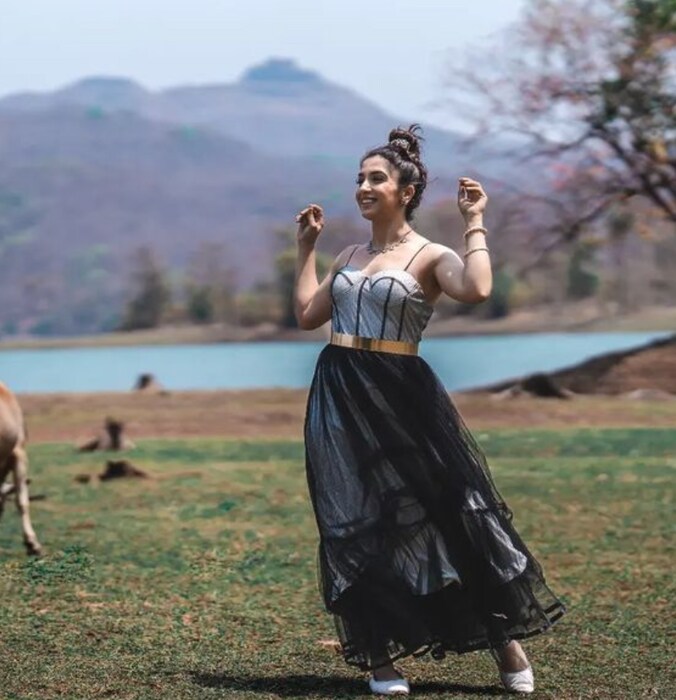 तर थोडे दिवसांपूर्वी तिने तळ्यातल्या पाण्यात एक हॉट आणि ग्लॅमरस फोटोशूट करून घेतलं होतं. 