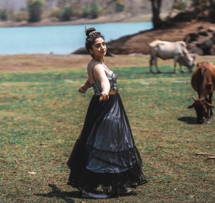 स्नेहलता असे वेगवेगळे प्रयोग तिच्या फोटोशूट आणि भूमिकांमध्ये सुद्धा कायमच करताना दिसून आली आहे. 