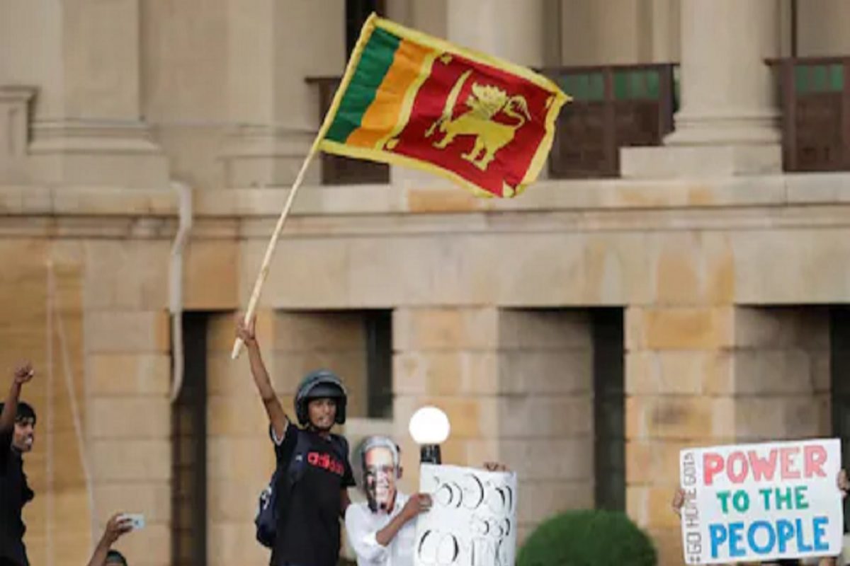 श्रीलंकेत आंदोलकांचा राष्ट्राध्यक्षांचा बंगल्यावर ताबा; सरकारी निवासस्थानी 'मॉक कॅबिनेट मीटिंग'ही घेतली