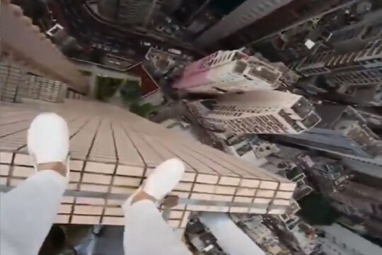 बाप रे बाप! गगनचुंबी इमारतीवर इतका Dangerous stunt; हार्ट कमजोर असेल तर जपूनच पाहा हा VIDEO