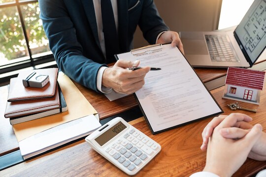 Cibil Score : चांगला पगार असूनही बँकेने कर्ज नाकारलं? ’हे’ एक काम मिळवून देईल लोन