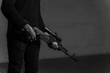 CRPF जवानानं स्वतःवर झाडली गोळी, 18 तासांपासून पत्नी-मुलीला ठेवलं होतं डांबून
