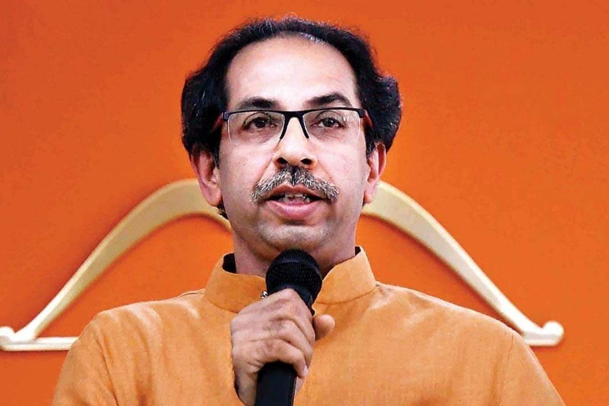 एकीकडे न्यायालयात बंडखोर आमदारांच्या निलंबनाचा प्रश्न प्रलंबित असताना दुसकीकडे बहुमत चाचणी, विश्वासदर्शक ठराव मांडला जातो, यावर त्यांनी बोट ठेवले.