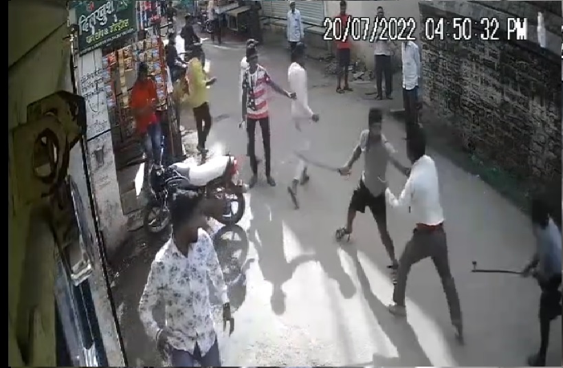 साताऱ्यातील कलेढोन इथं ही घटना घडली आहे. या घटनेचा धक्कादायक व्हिडीओ सध्या सोशल मीडियावर व्हायरल