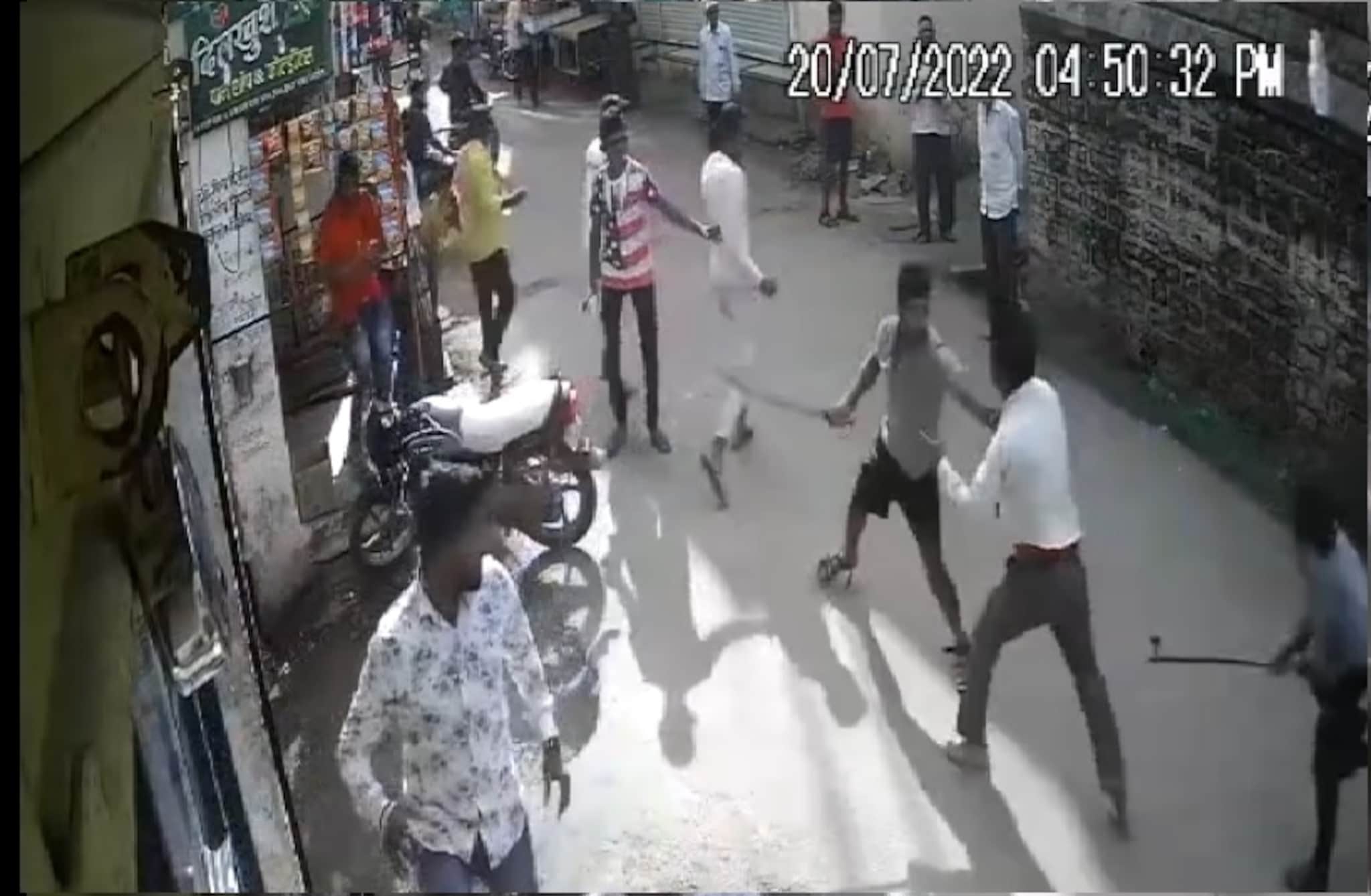 नळावर पाणी भरू दिले नाही म्हणून तलवार आणि कुऱ्हाडीने हल्ला, साताऱ्यातला VIDEO