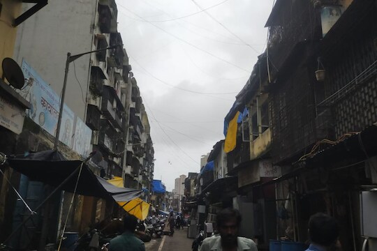 Mumbai : दररोज मृत्यूची भीती असतानाही मुंबईकर राहतात धोकादायक इमारतीत; वाचा व्यथित करणारा स्पेशल रिपोर्ट