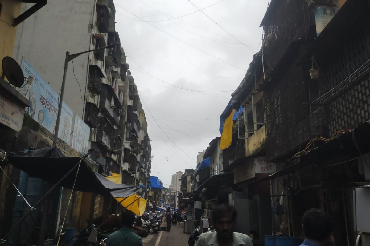 Mumbai : दररोज मृत्यूची भीती असतानाही मुंबईकर राहतात धोकादायक इमारतीत; वाचा व्यथित करणारा स्पेशल रिपोर्ट