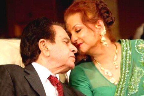 आज त्यांच्या पहिल्या पुण्यतिथीनिमित्त (Dilip Kumar Death Anniversary) त्यांच्या पत्नी आणि ज्येष्ठ अभिनेत्री सायरा बानो (Saira Banu) यांनी एक हृदयस्पर्शी नोट लिहिली आहे.