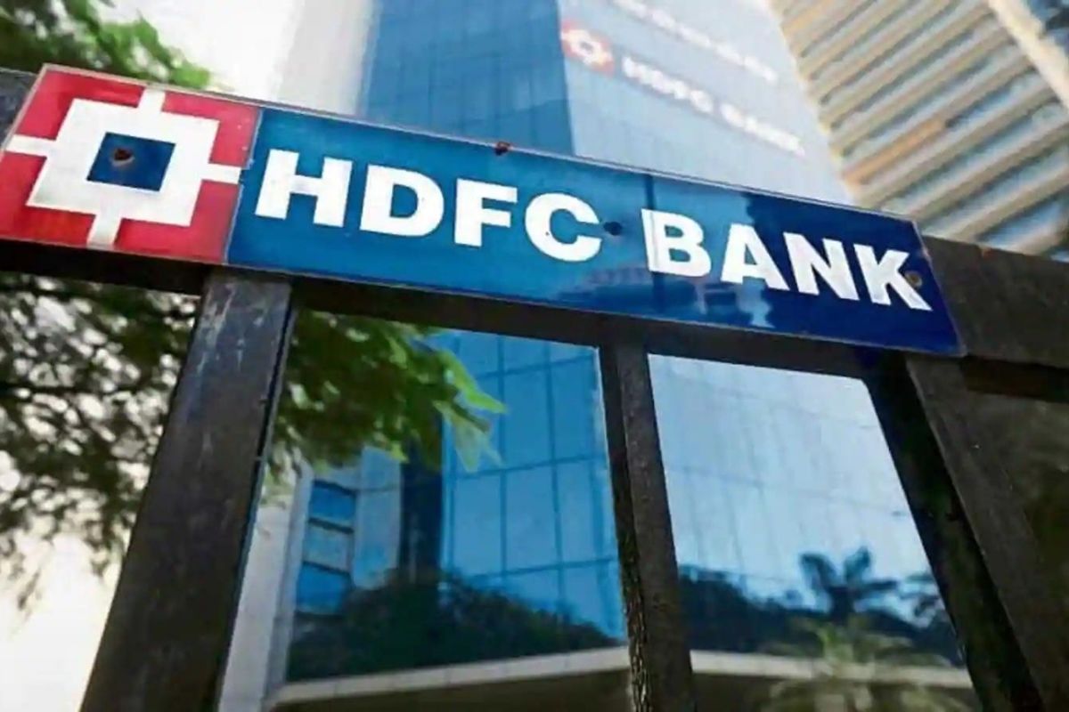HDFC बँक ग्राहकांची अनेक कामं एका SMSवर होणार; मोबाईलवर बँकेच्या सेवांचा लाभ घेण्यासाठी काय करावं लागेल?