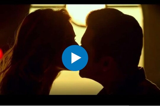 तरुण-तरुणीचा ‘लिप लॉक’ VIDEO व्हायरल; पोलिस चक्रावले, पालकांची वाढली चिंता