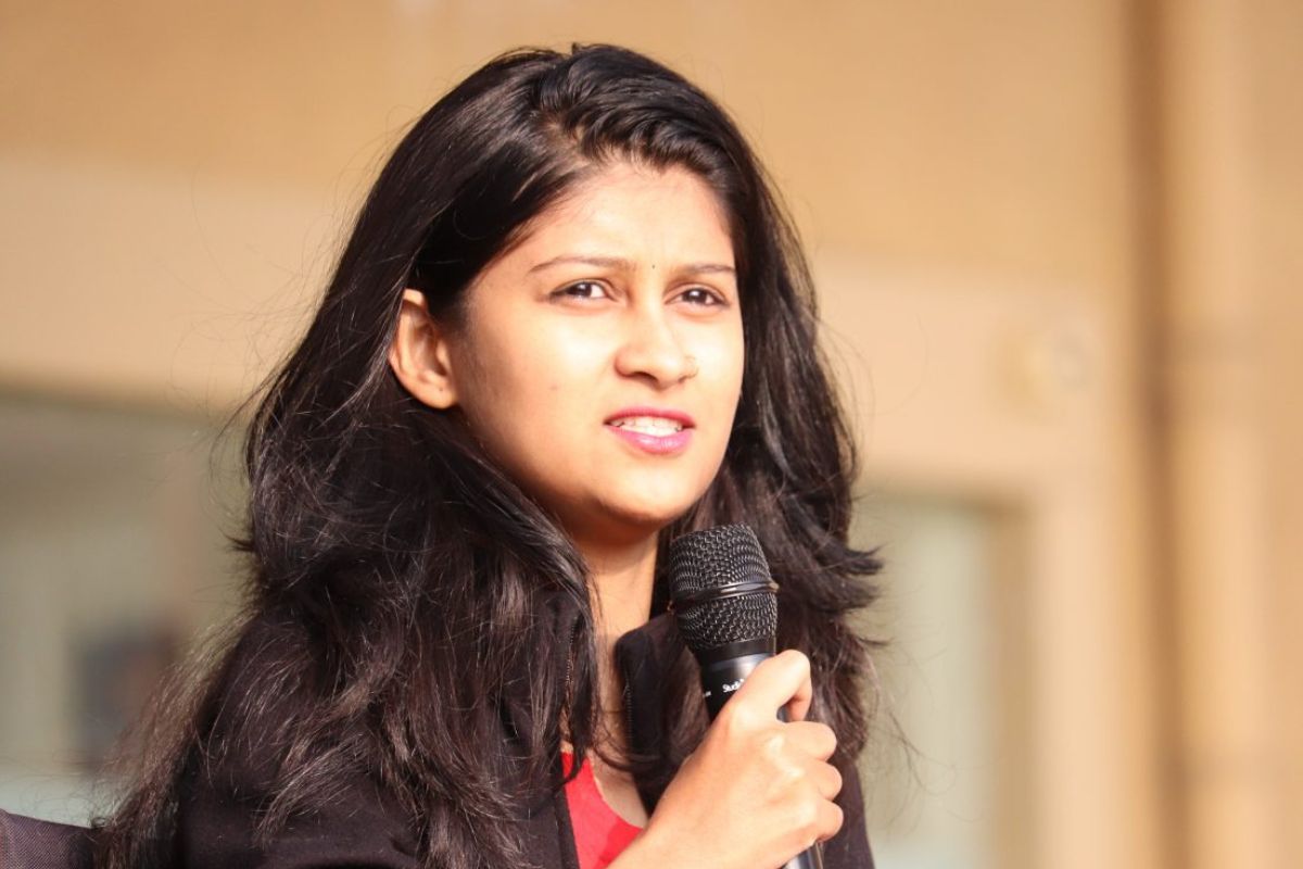 success story : अपंगत्वावर मात करत दीक्षा दिंडेने मिळवली ब्रिटिश सरकारची स्कॉलरशिप; वाचा तिच्या जिद्दीची कहाणी