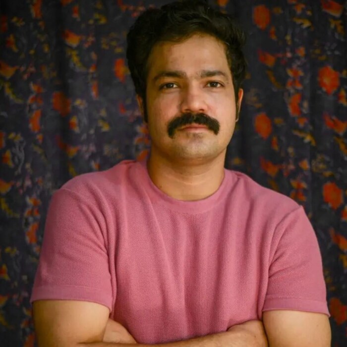 मराठीत सु.ल म्हणून प्रसिद्ध असलेला अभिनेता सुव्रत जोशी सध्या त्याचा मिशीमधला लुक तसाच राखून ठेवताना दिसत आहे. 