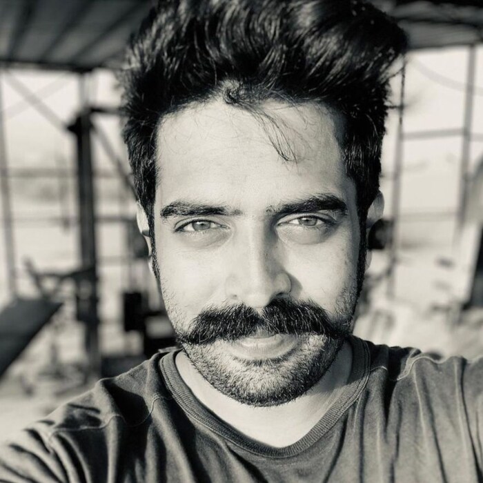 छोट्या पडद्यावर तडफदार पोलिसांची भूमिका साकारणारा अभिनेता हरीश दुधाडे त्याच्या पिळदार मिशीचा लुक कायम ठेवताना दिसत आहे. 