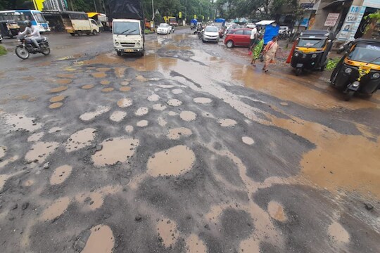 रस्त्यावर खड्डे 