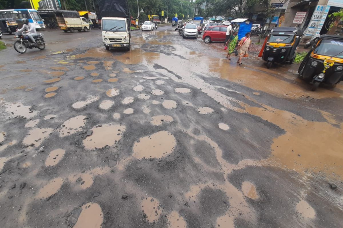 रस्त्यावर खड्डे