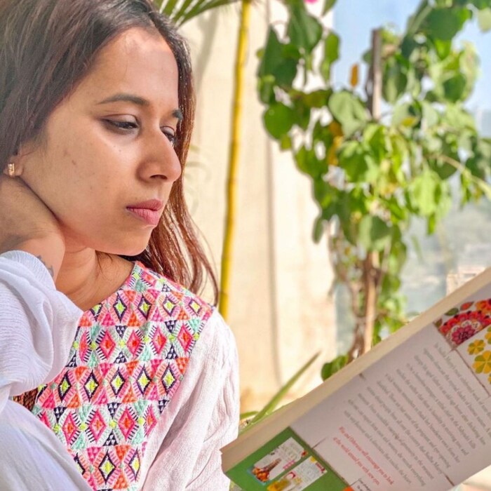 तर कधी निवांतपणे पुस्तक वाचत तिने काही कँडिड क्षण शेअर केले होते. 