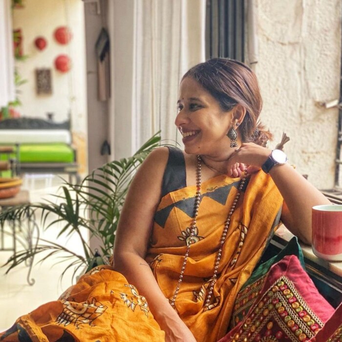 तिचं घर सुंदर पद्धतीने सजवलेलं आहे. वेगवेगळ्या प्रकारच्या फ्रेम, दिवे, मूर्त्या अशा अनेक होम डेकोरच्या गोष्टी तिच्या घरात पाहायला मिळतात. 