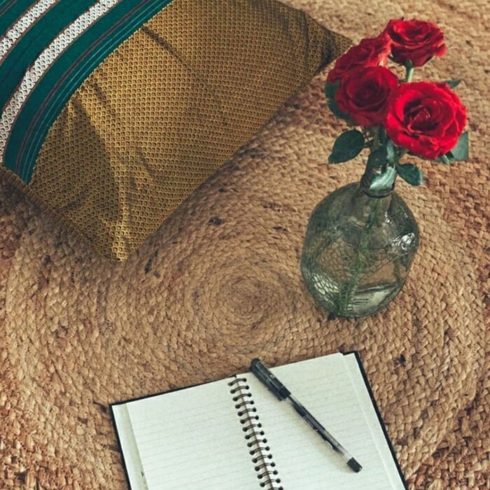 श्रेयाने अगदी मनापासून हे घर सजवल्याचं आणि इंटिरियर पासून प्रत्येक गोष्टीवर बारीक लक्ष देऊन मेहनत घेतल्याचं दिसून येत आहे. 