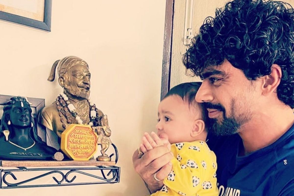 Ankit Mohan: अंकितच्या चिमुकल्या लेकाचा शिवाजी महाराजांना मुजरा, बाबांनी केलेले संस्कार पाहा
