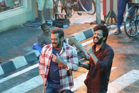 रितेश देशमुख (Ritesh Deshmukh and Salman Khan) या अभिनेत्याने बॉलिवूडचा भाई सलमान खानसाठी एक खास इन्स्टाग्राम पोस्ट शेअर केली आहे. 
