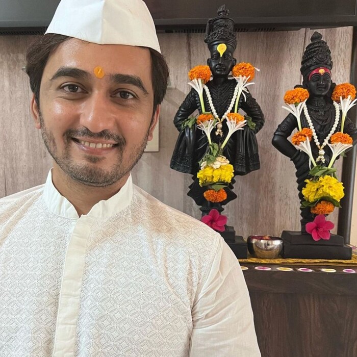 बिग बॉस मराठी फेम अभिनेता विकास पाटीलने सुद्धा विठ्ठल रखुमाईच्या मूर्तीसोबत सुंदर फोटोस शेअर केला आहे. 