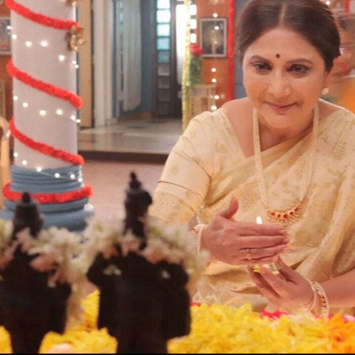 अभिनेत्री निवेदिता सराफ यांनी खास फोटो शेअर करून आषाढी एकादशीच्या शुभेच्छा दिल्या आहेत. ‘विठूचा गजर हरिनामाचा झेंडा रोविला वाळवंटी चंद्रभागेच्या काठी डाव मांडला’ अशी कॅप्शन त्यांनी लिहिली आहे. त्यांच्या मालिकेच्या सेटवर सुद्धा आषाढी एकादशी निमित्त काही फोटो काढण्यात आले होते. 