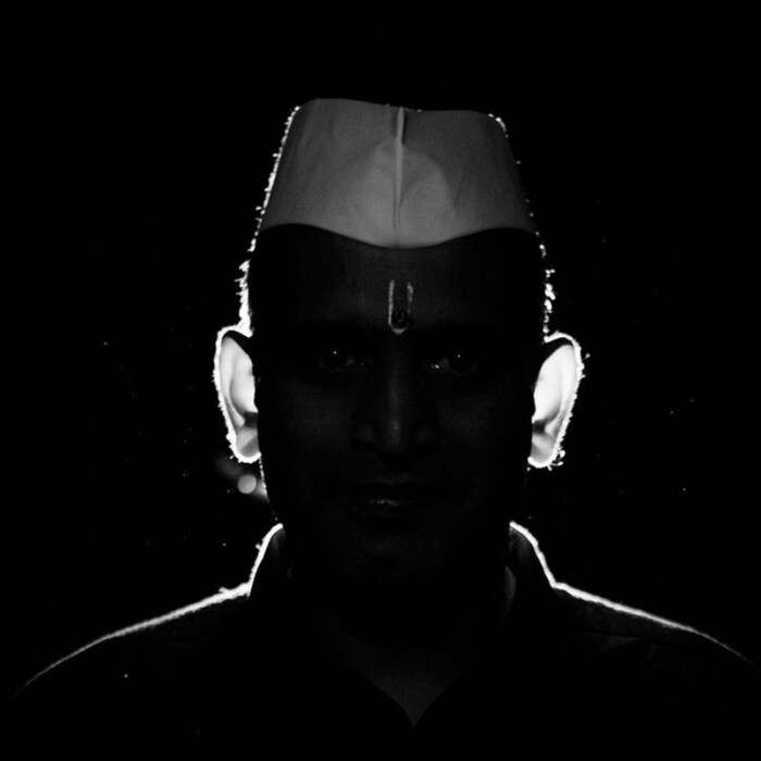 संदीप पाठकच्या खास पोस्टने सगळ्यांचं लक्ष वेधून घेतलं आहे. केवळ सावली दिसणारा ब्लॅक अँड व्हाईट फोटो त्याने शेअर केला आहे. त्या सावलीत विठ्ठलाचा भास होत आहे. या सुंदर फोटोचं कौतुक होत आहे. 