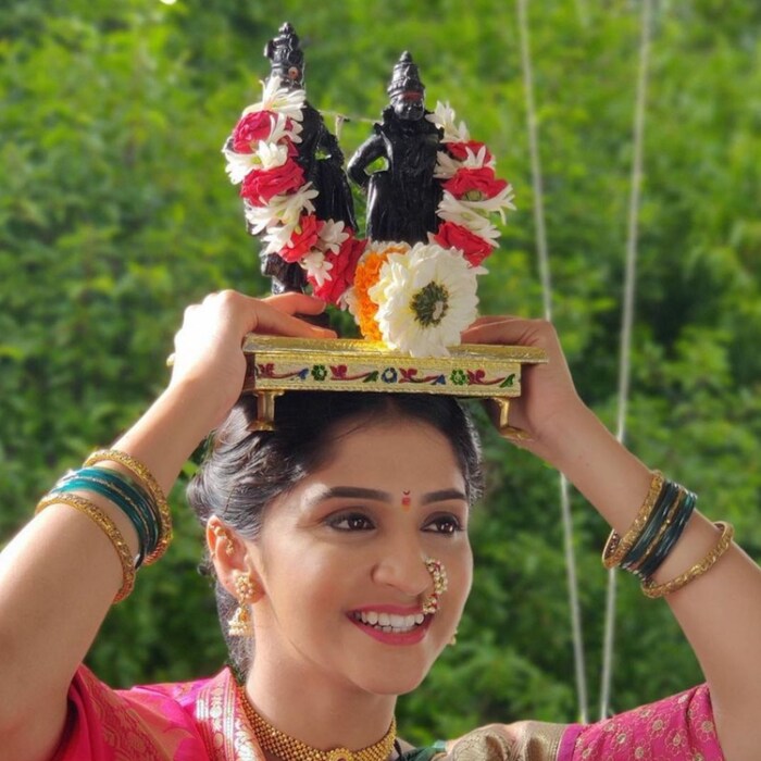 ‘राजा रानीची गं जोडी’ मधील संजू म्हणेजच अभिनेत्री शिवानी सोनार हिने डोक्यावर विठ्ठलाची मूर्ती घेऊन फोटो शेअर केला आहे. 