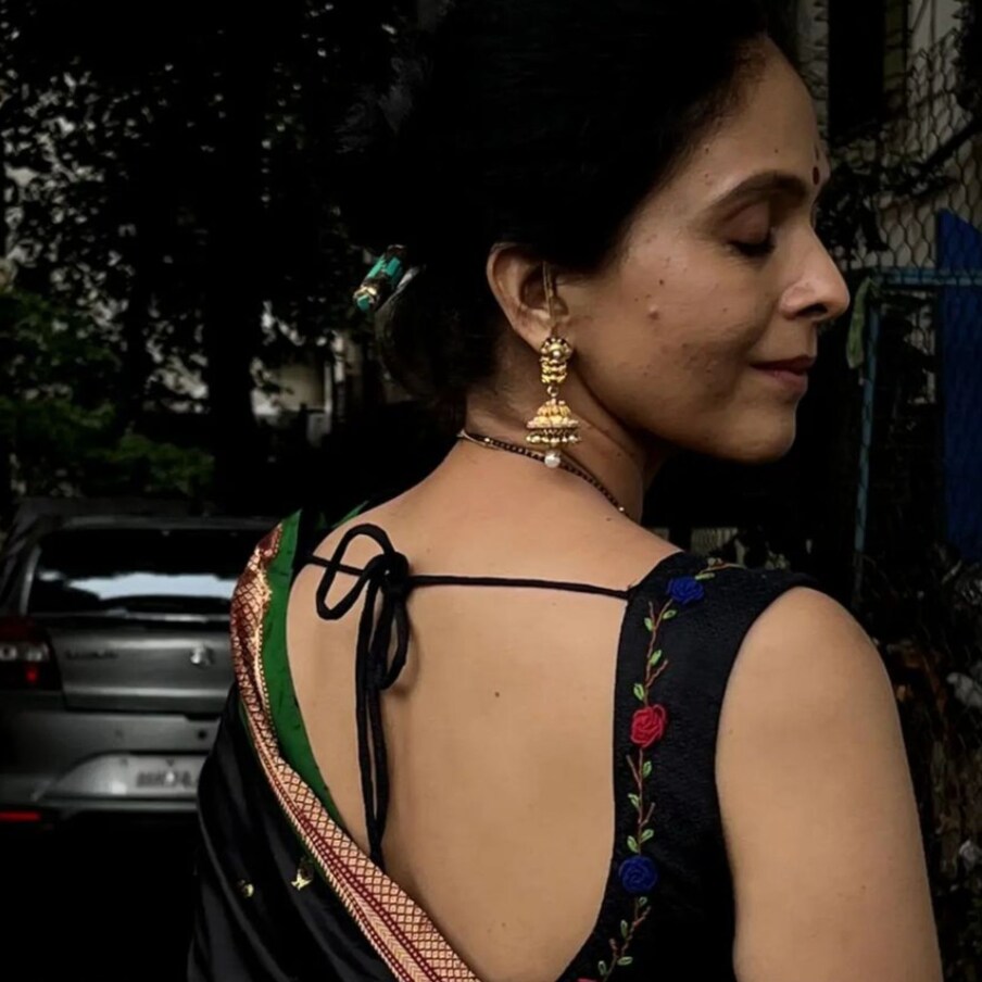 ऐश्वर्या नारकर यांनी अनेक मालिका, नाटकांमध्ये त्यांच्या अभिनयाचं कौशल्य दाखवून स्वतःची वेगळी ओळख निर्माण केली आहे. 