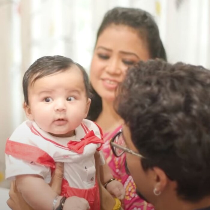 आणि आज भारती आणि हर्ष यांनी स्वतःच्या युट्युब चॅनेलवर एक विडिओ शेअर करत लक्ष्यचा लुक रिव्हील सुद्धा केला आहे. 