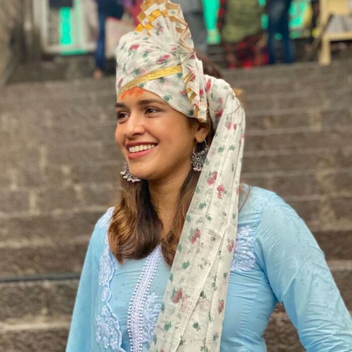 या सगळ्या फोटोना कॅप्शन देत ती लिहिते, “फेटाााा..!!! तो ही “तुळजापूर” चा…✨”